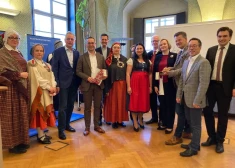 Austrijā atklāta  izstāde "Latvija un tās tautastērpi"