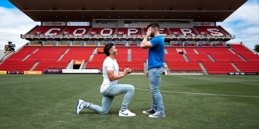 Austrālijas augstākās līgas futbolists uz laukuma bildina savu geju partneri
