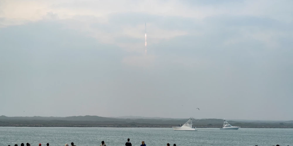 Ļaudis Teksasā vēro raķetes "Starship" palaišanu (foto: Scanpix / Reuters)