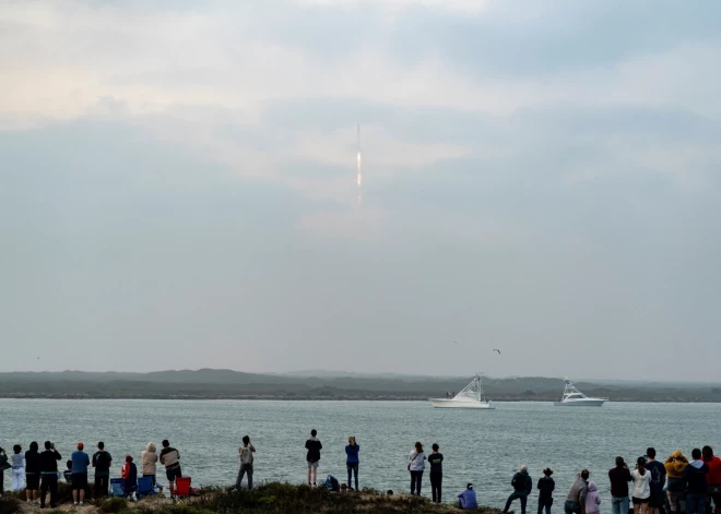 Ļaudis Teksasā vēro raķetes "Starship" palaišanu (foto: Scanpix / Reuters)