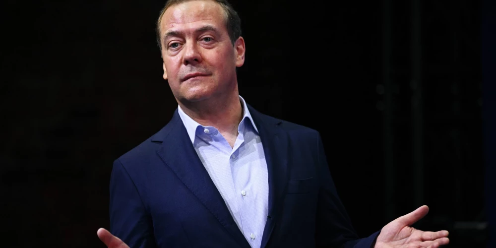 Medvedevs piedāvā Krievijas "maigo miera plānu"; pietrūkst tikai izstieptās labās rokas un nacistu sveiciena