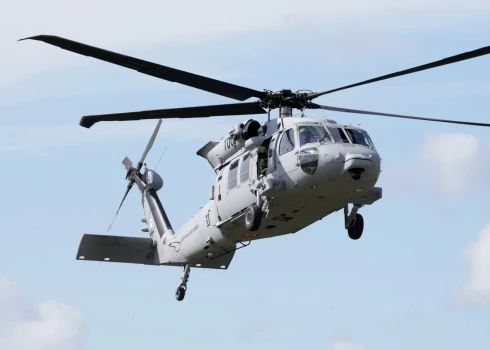 Virs Juglas NBS helikopters veic treniņlidojumu