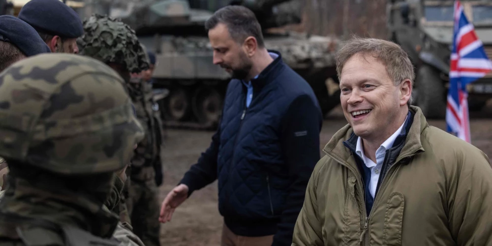 Lielbritānijas aizsardzības ministrs Grants Šapps (pa labi) un Polijas aizsardzības ministrs Vladislvs Kosiņjaks-Kamišs uzrunā abu valstu karavīrus NATO mācībās "Steadfast Defender" Polijā