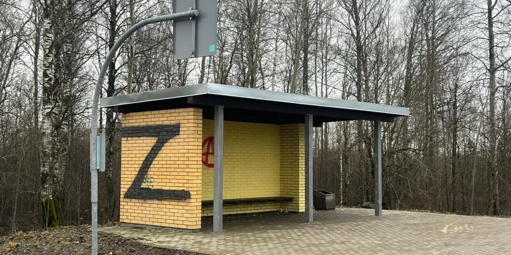 Знак Z на остановке в Олайне (иллюстративное фото).