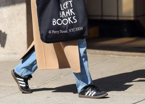 Aktrise Olīvija Vailda klasiskajos "Adidas Samba" apavos 2024. gada 14. martā.