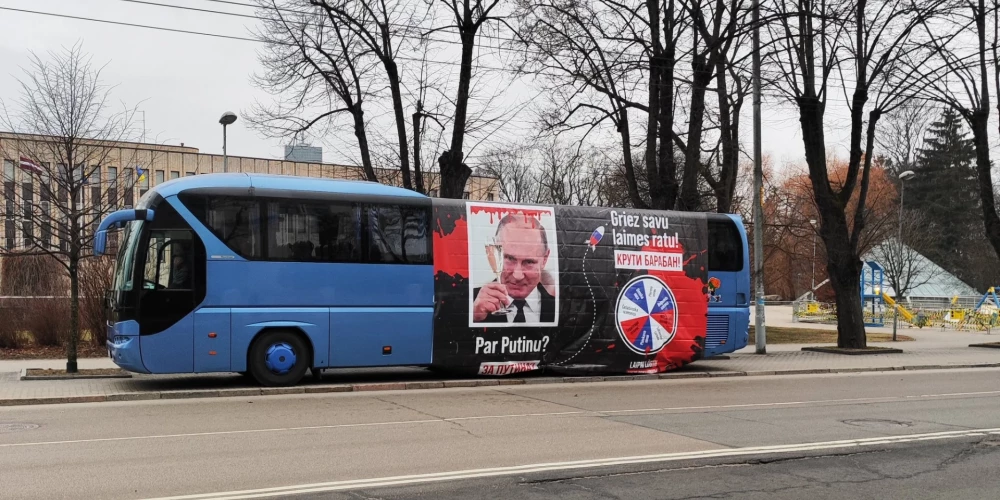 "Par Putinu?" Pie Krievijas vēstniecības Rīgā novietots autobuss ar divdomīgu vēstījumu
