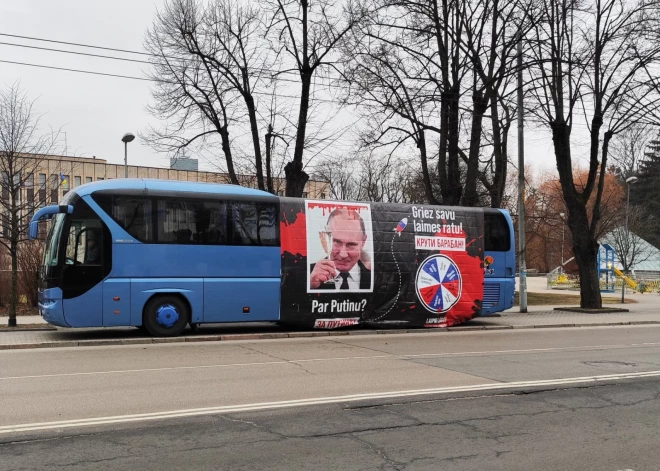 "Par Putinu?" Pie Krievijas vēstniecības Rīgā novietots autobuss ar divdomīgu vēstījumu