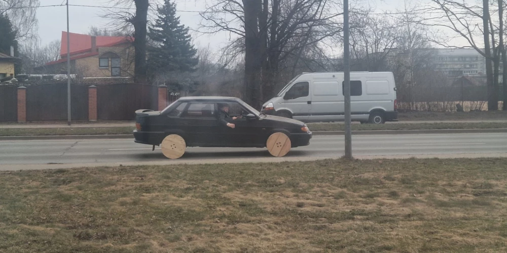 Что ты такое?! Деревянные колеса у машины в Риге вызвали недоумение очевидицы