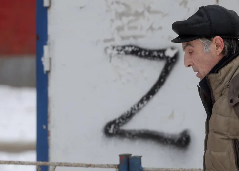 Divi vīrieši ar rašistu slavinošo simboliku "Z" Rīgā apķēpājuši 35 sabiedriskus objektus
