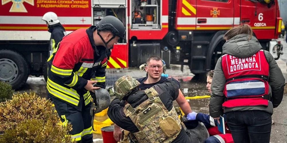 Душераздирающие фото последствий удара РФ по Одессе: погибли медик, спасатель и еще 12 человек