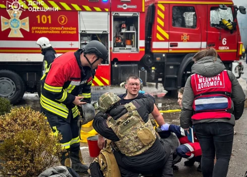 Душераздирающие фото последствий удара РФ по Одессе: погибли медик, спасатель и еще 12 человек