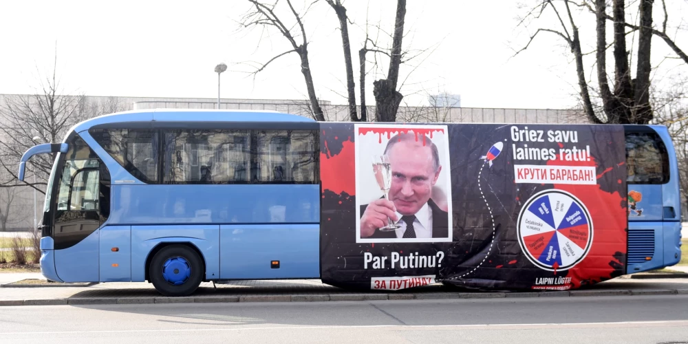 "За Путина?" - у посольства РФ в Риге припаркован автобус с двусмысленной надписью