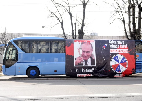 "За Путина?" - у посольства РФ в Риге припаркован автобус с двусмысленной надписью