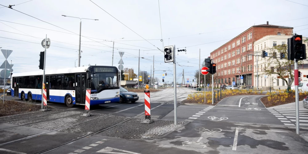 Почему автобусы то идут один за другим, то приходится долго ждать? Отвечает глава Rīgas satiksme