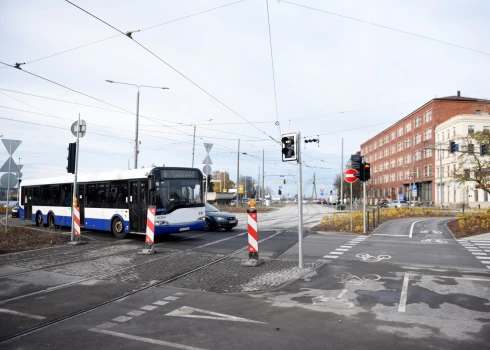 Почему автобусы то идут один за другим, то приходится долго ждать? Отвечает глава Rīgas satiksme