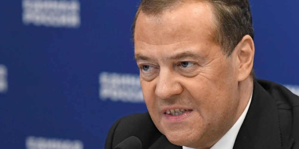 Medvedevs sola pakārt "nepastāvošās Latvijas" prezidentu