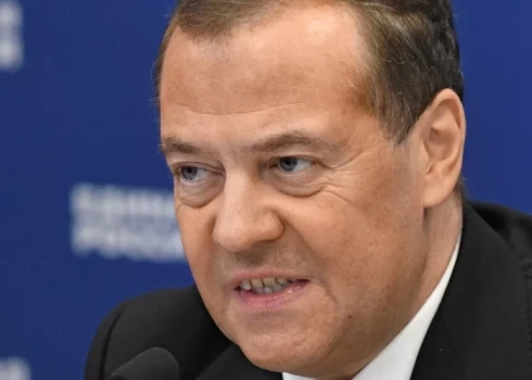Медведев пообещал повесить президента "несуществующей Латвии"