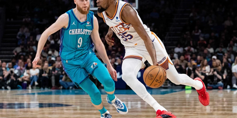 Dāvis Bertāns (#9)  aizsardzībā mēģina nosegt Kevina Duranta (#35) caurgājienu.