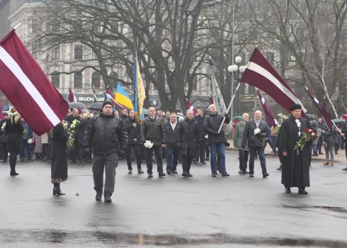 Leģionāru piemiņas gājienā Rīgā piedalījušies vairāki simti cilvēku; pasākums noslēdzies bez incidentiem