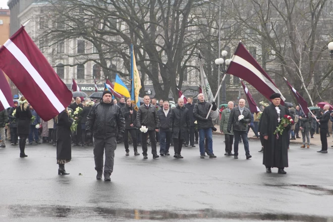 Gājiena dalībnieki nesa Latvijas, Igaunijas un Ukrainas karogus, kā arī daļa no gājiena priekšpusē esošajiem dziedāja leģionāru piemiņas dziesmas.