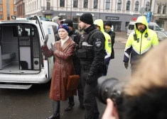 Leģionāru atceres gājiena noslēgumā policija aizturējusi skandalozo "Z" patrioti Jeļenu Kreili