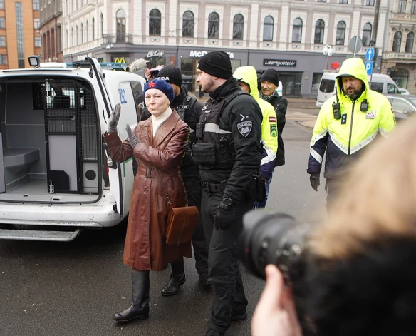 Policisti aizstur "Z" patrioti Jeļenu Kreili.