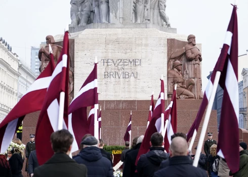 ФОТО: шествие и возложение цветов к памятнику Свободы в день памяти латышских легионеров