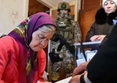 Iebiedēšana, kukuļošana un spiediens. Okupācijā esošie ukraiņi ir spiesti "balsot" par Putinu
