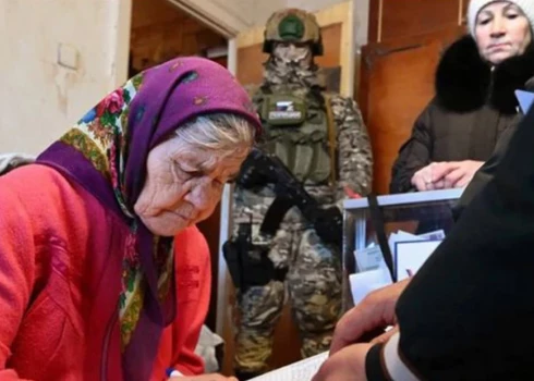 Iebiedēšana, kukuļošana un spiediens. Okupācijā esošie ukraiņi ir spiesti "balsot" par Putinu