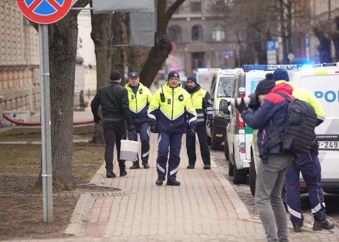 Krievijas prezidenta vēlēšanu rītā pie agresorvalsts vēstniecības Rīgā notika vairāki protesti pret Krievijas asiņaino karu Ukrainā. Viens no tiem - uz asfalta tika izliets, iespējams, kečups, ar to domājot "ukraiņu asinis".