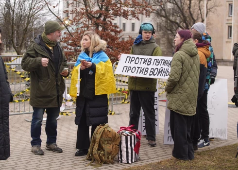 "Pret karu, pret Putinu!" pie Krievijas vēstniecības Rīgā protestē krievi, kuri neatbalsta Putinu