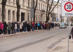 FOTO, VIDEO: cilvēki Rīgā stāv iespaidīgās rindās, lai nobalsotu tā sauktajās Krievijas prezidenta "vēlēšanās"
