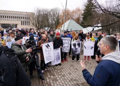 "Пусть все дети узнают: гранаты - это фрукты": как прошла акция протеста против "выборов" президента России в Риге