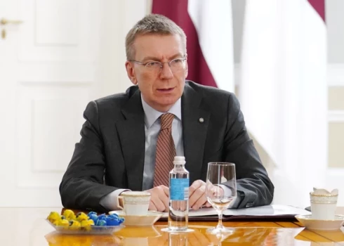 С 1 апреля зарплата президента соседней страны вырастет, а сколько получают высшие чины в Латвии?