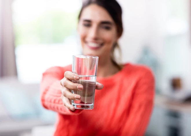 Apsēstība ar ūdeni ir aizgājusi par tālu! Cik daudz ūdens dienā ir jāizdzer patiesībā?
