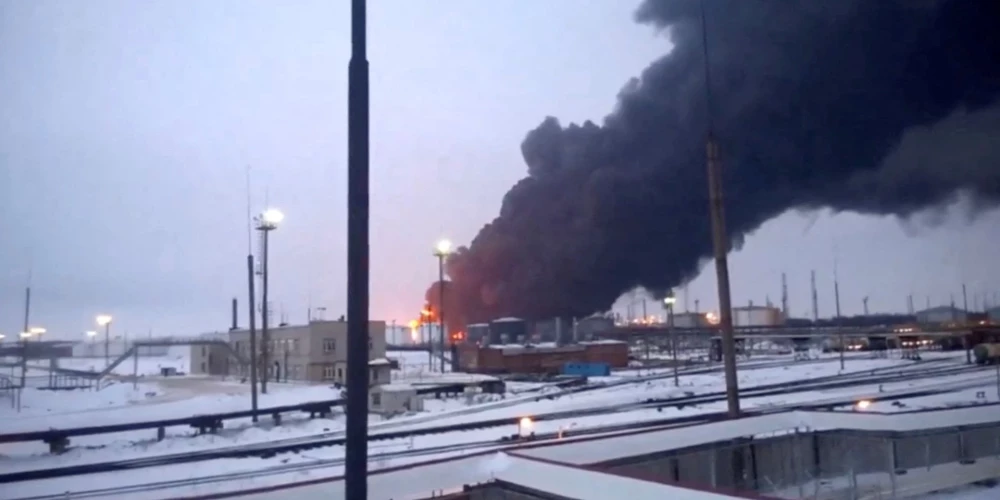 Krievijā šogad notikuši uzbrukumi 13 naftas pārstrādes rūpnīcām