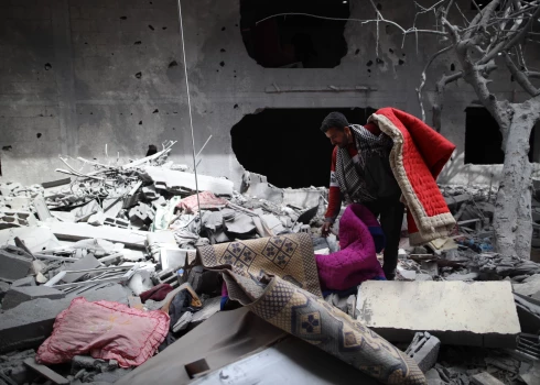 Vīrietis vāc iedzīvi pēc Izraēlas raķešu trieciena Gazas joslā