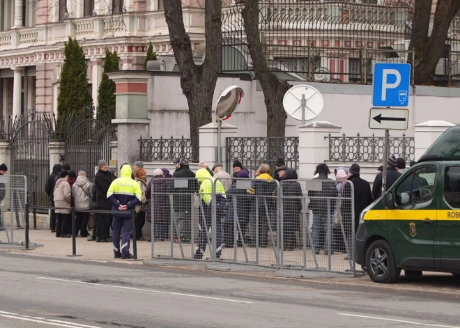 Gara rinda uz demokrātijas cirku - ko es redzēju un dzirdēju Putina ievēlēšanā Rīgā