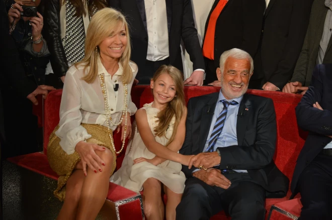 10-летняя Стелла вместе с матерью и отцом.