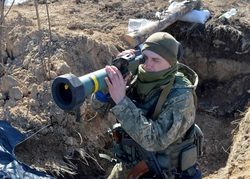 Ukraiņu karavīri ar "Javelin" Zaporižjas apgabalā iznīcina okupantu bruņutehnikas kolonnu