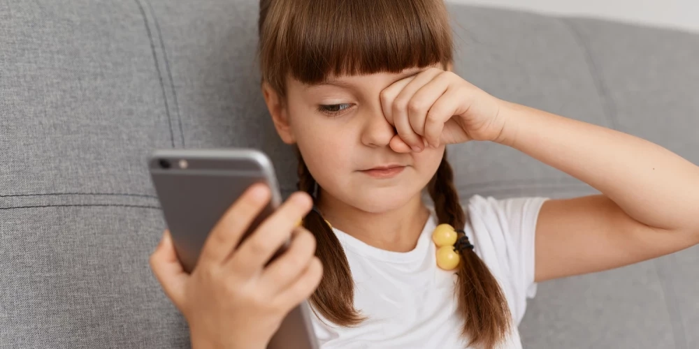 Страшилка от врачей: смартфон может довести детей до слепоты
