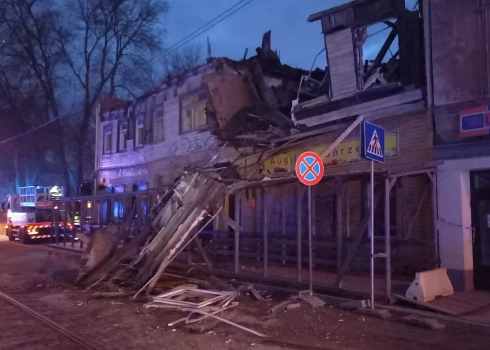 Rīgā sabrukusi ēka, bloķējot tramvaja kustību Pētersalas ielā