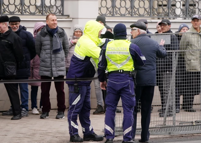 Доголосовались! Четырем гражданам РФ, пришедшим в воскресенье к посольству, придется покинуть Латвию