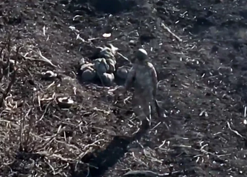 Krievu okupants pēc nesekmīga uzbrukuma atkāpjas, ejot garām kritušajiem iebrucējiem.