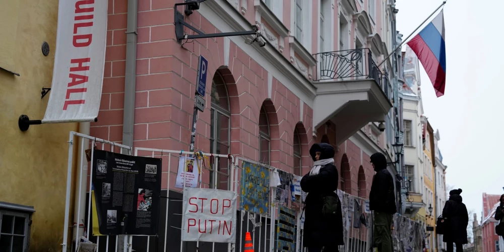 Igaunija "parāda durvis" Krievijas vēstniecības diplomātam