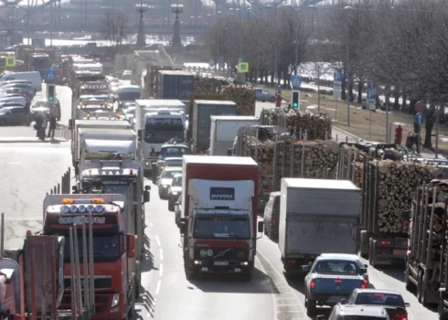 Вслед за центром Риги движение грузового транспорта ограничивают и в Пардаугаве