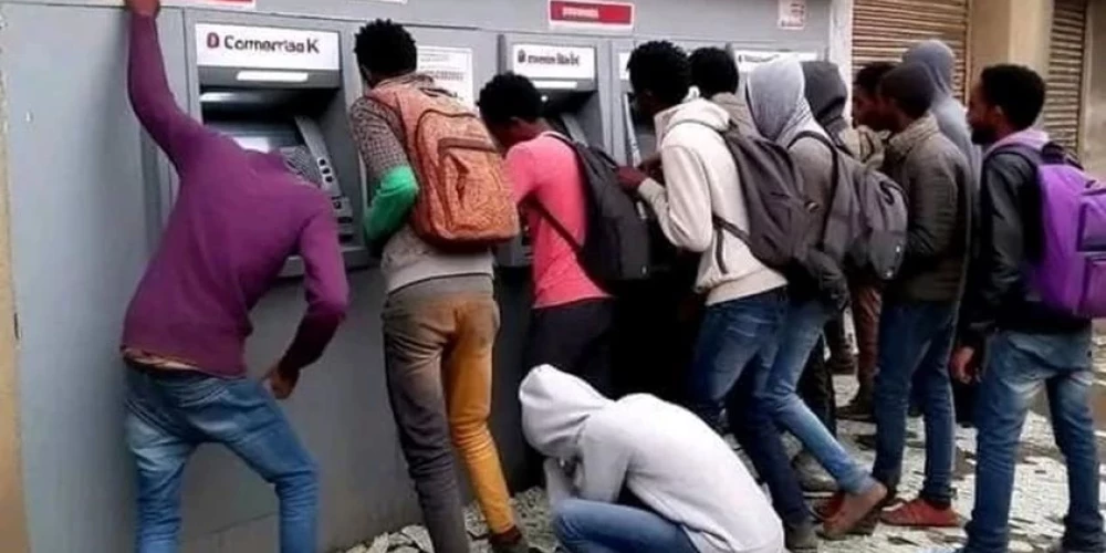 Etiopijas lielākās komercbankas bankomātu lietotāji atrod "zelta āderi"