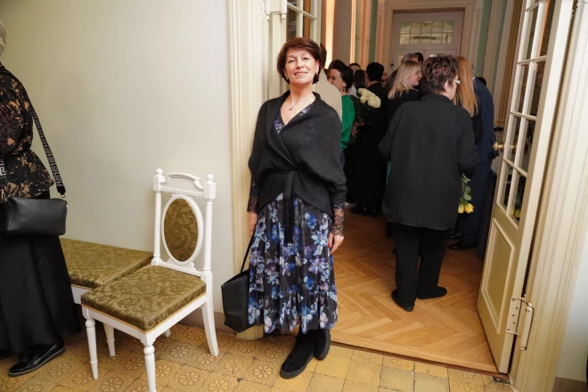 Zane Burnicka nesen viesojās Voldemāra Šoriņa darbavietā Nacionālajā teātrī un izskatījās apburoši.