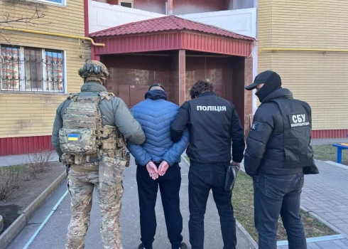 FOTO un VIDEO: Ukrainā aiztur krāpnieciska zvanu centra dalībniekus; cietušie arī no Latvijas