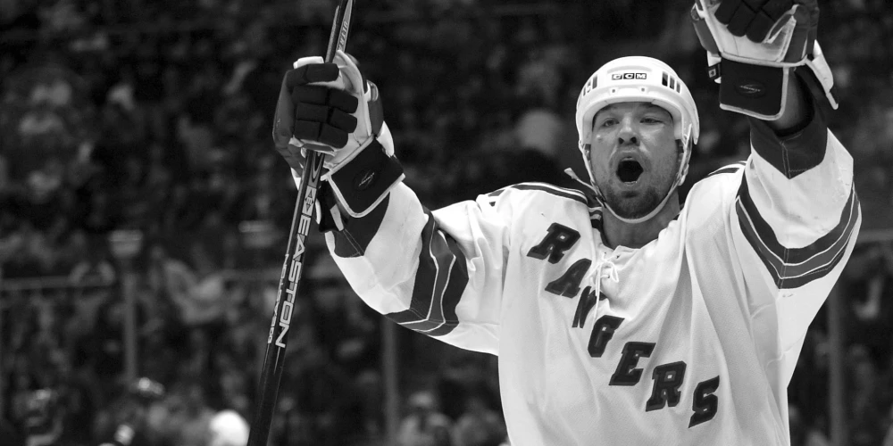 52 gadu vecumā miris Stenlija kausu ar Ozoliņu izcīnījušais NHL kauslis Saimons